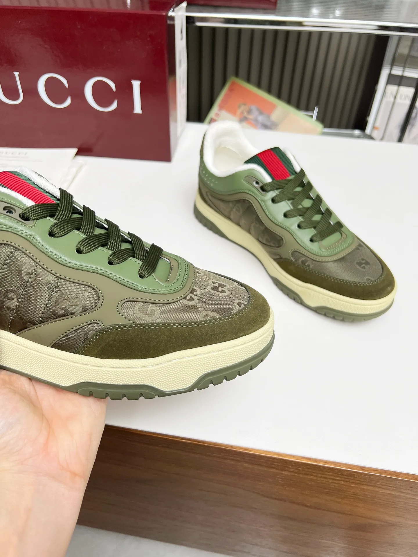 [G Home] P: 600💰 Couple size: Female 35-40. Male 39-44 (45 custom-made) 🆕2025.GUCC Gucci original order quality The latest popular high and low top aged couple sneakers series shipped original purchase development and production, this high and low top sneakers adopt a basketball-style silhouette design, cleverly integrated with hollow panels and distressed effects, showing unique ingenuity. The ingenuity incorporates brand logo details such as interlocking Double G styling accessories and Gucci lettering, a low-key tribute to the brand's design heritage. Exquisite packaging at the delivery counter 🛍📦 ▪️ Fabric: Original customized imported first-layer cowhide ▪️ Inner lining: Imported first-layer cowhide ▪️ Sole: Original molded two-color TPU sole ▪️ Sole thickness: 3cm